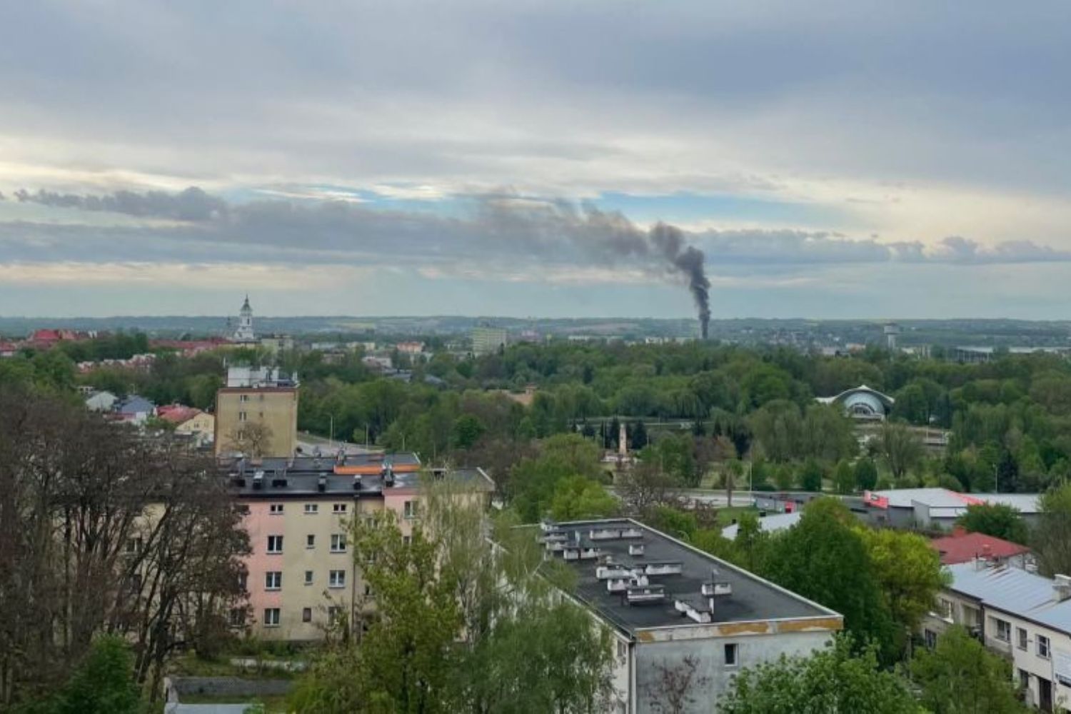 Pożar domu w Ostrowcu Świętokrzyskim. Ulica Sandomierska zablokowana