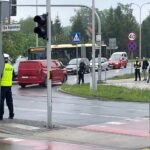 08.05.2026. Kielce. Ręczne kierowanie ruchem na skrzyżowaniu było jedną z konkurencji 36. finału wojewódzkiego konkursu „Policjant Ruchu Drogowego” / Fot. Kamil Król - Radio Kielce