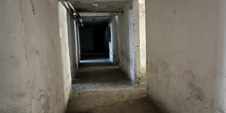 26.05.2026. Jędrzejów. Podziemia I Liceum Ogólnokształcącego im. Mikołaja Reja w Jędrzejowie. Schron / Fot. Marcin Marszałek - Radio Kielce