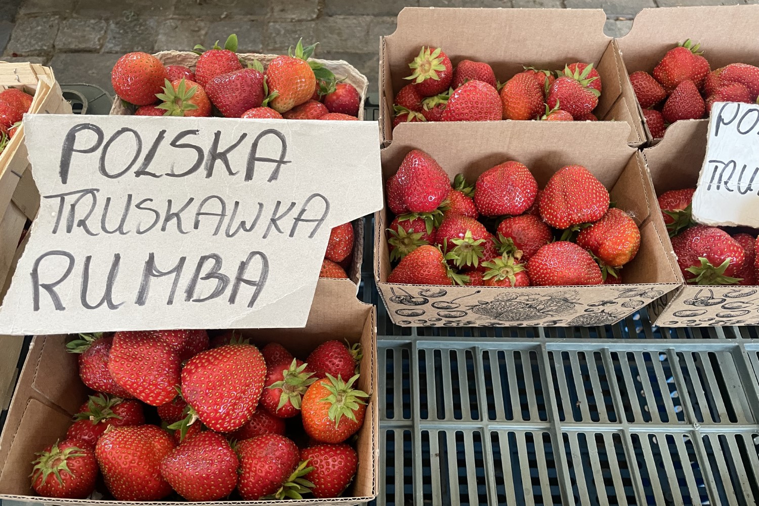 Sandomierz. Targ. Truskawki / Fot. Grażyna Szlęzak-Wójcik - Radio Kielce