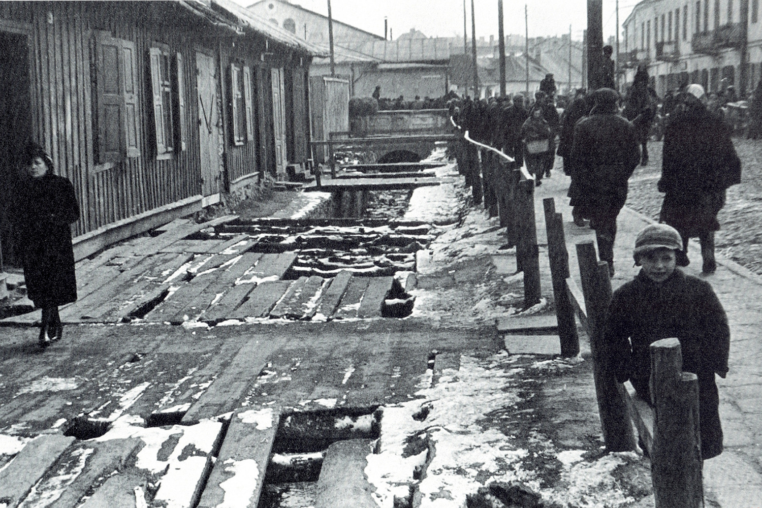 Kielce. Ulica Piotrkowska. 1937 rok. Silnica wzdłuż ulicy Piotrkowskiej / źródło: fotopolska.eu