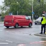 08.05.2026. Kielce. Ręczne kierowanie ruchem na skrzyżowaniu było jedną z konkurencji 36. finału wojewódzkiego konkursu „Policjant Ruchu Drogowego” / Fot. Kamil Król - Radio Kielce
