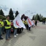 07.05.2026. Grzybów. Pikieta orzed biurowcem Kopalń i Zakładów Chemicznych Siarki „Siarkopol” w Grzybowie / Fot. Grażyna Szlęzak-Wójcik - Radio Kielce