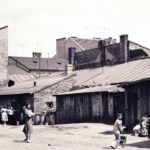 Kielce. Ulica Piotrkowska. 1958 rok. Podwórze posesji nr 8 przy ulicy Leśnej, z prawej strony fragment budynku elektrowni miejskiej / źródło: fotopolska.eu; fot. Andrzej Wyczałkowski