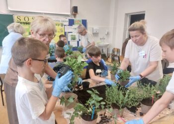 07.05.2026. Kielce. Szkoła Podstawowa nr 33. Zajęcia w ramach projektu „SOS - Senior - Ogród - Szkoła” / Fot. Martyna Głębocka