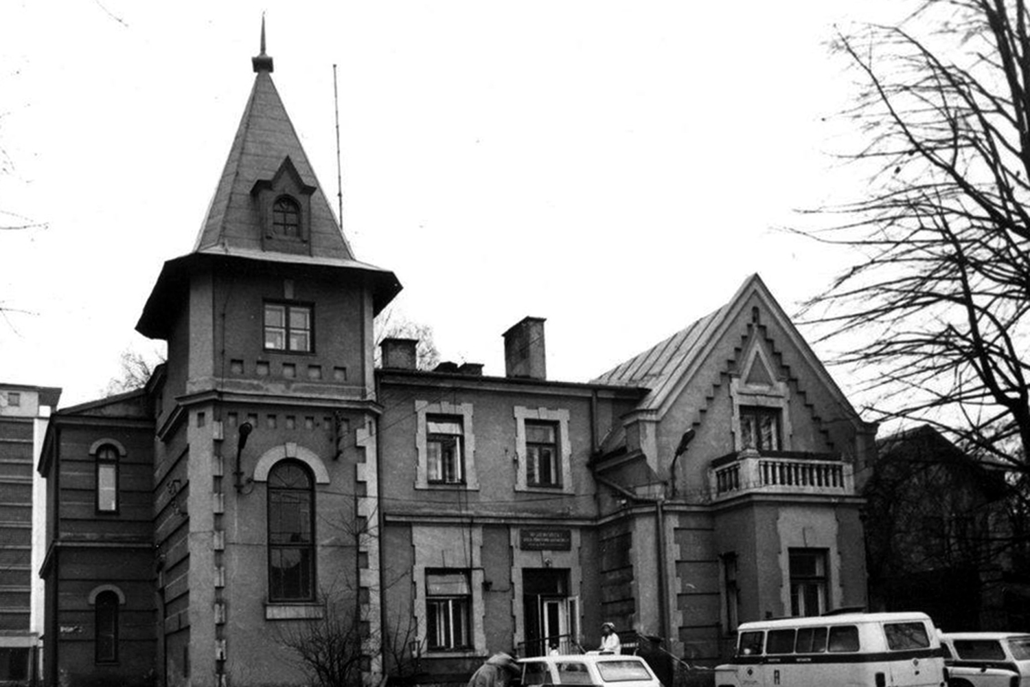Kielce. Ulica Słowackiego. Lata 1975-1979. Siedziba pogotowia ratunkowego. Obecnie dom kultury „Zameczek” /źródło: facebook.com/kieleckieinwestycje
