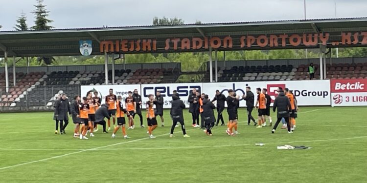 Sokół postawił ciężkie warunki, ale trzy punkty pozostały w Ostrowcu - Radio Kielce 16.05.2026. Ostrowiec Świętokrzyski. Mecz KSZO Ostrowiec - Sokół Kolbuszowa Dolna / Fot. Kamil Król - Radio Kielce