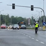 08.05.2026. Kielce. Ręczne kierowanie ruchem na skrzyżowaniu było jedną z konkurencji 36. finału wojewódzkiego konkursu „Policjant Ruchu Drogowego” / Fot. Kamil Król - Radio Kielce