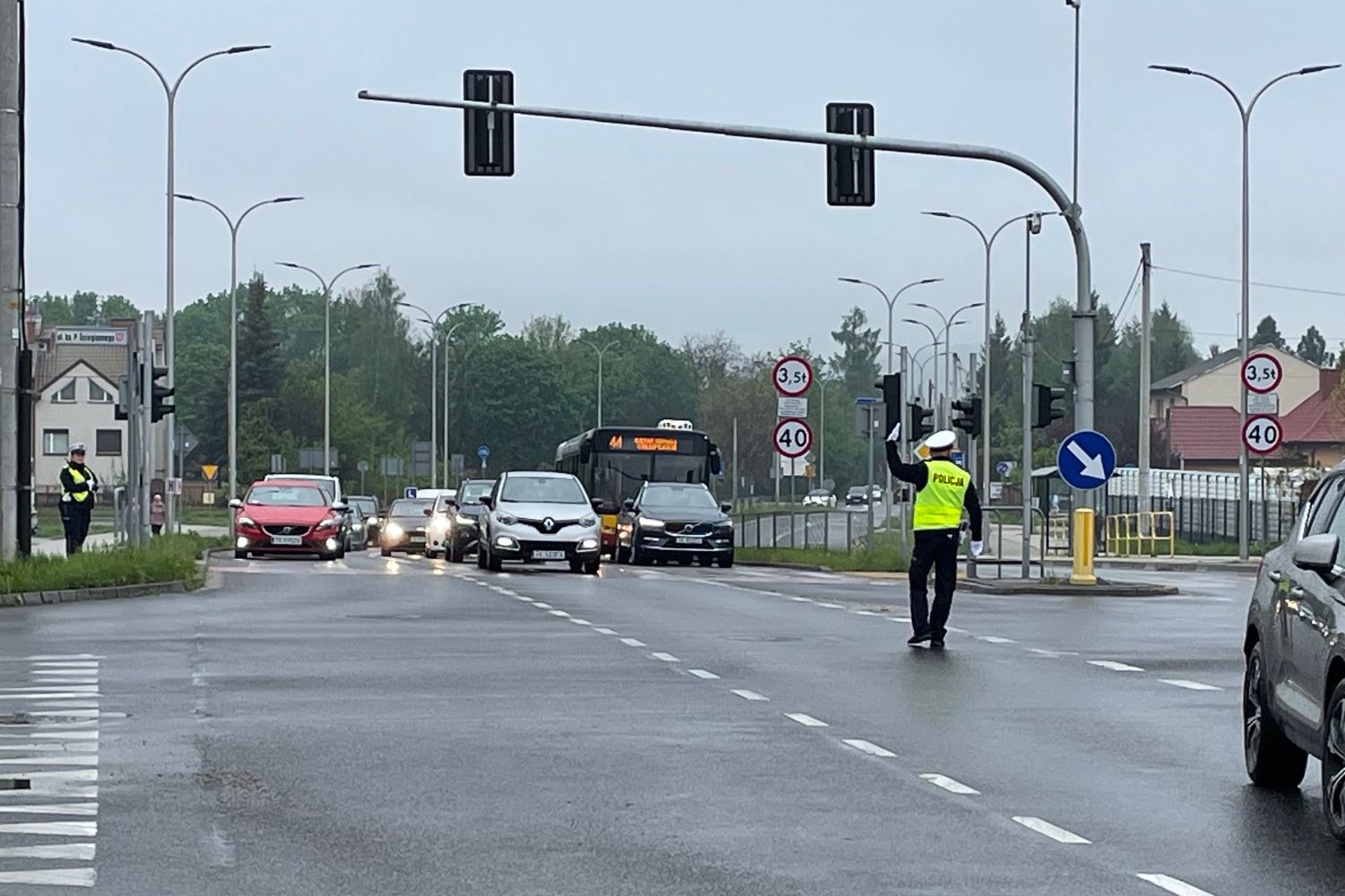 08.05.2026. Kielce. Ręczne kierowanie ruchem na skrzyżowaniu było jedną z konkurencji 36. finału wojewódzkiego konkursu „Policjant Ruchu Drogowego” / Fot. Kamil Król - Radio Kielce