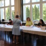 10.05.2026. Pińczów. Komisja obwodowa nr 6, mieszcząca się w szkole podstawowej na osiedlu Grodzisko / Fot. Marta Gajda-Kruk - Radio Kielce