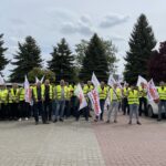 07.05.2026. Grzybów. Pikieta orzed biurowcem Kopalń i Zakładów Chemicznych Siarki „Siarkopol” w Grzybowie / Fot. Grażyna Szlęzak-Wójcik - Radio Kielce