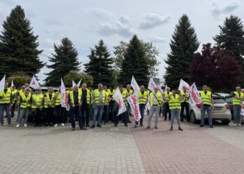 07.05.2026. Grzybów. Pikieta orzed biurowcem Kopalń i Zakładów Chemicznych Siarki „Siarkopol” w Grzybowie / Fot. Grażyna Szlęzak-Wójcik - Radio Kielce