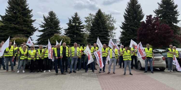 07.05.2026. Grzybów. Pikieta orzed biurowcem Kopalń i Zakładów Chemicznych Siarki „Siarkopol” w Grzybowie / Fot. Grażyna Szlęzak-Wójcik - Radio Kielce