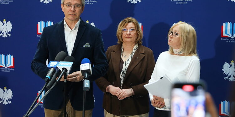 Wsparcie rodzica ważniejsze niż ocena rówieśnika - wynika z badań kieleckiej profesorki