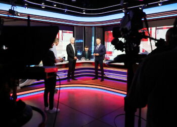 07.05.2026 TVP3 Kielce. Debata kandydatów na burmistrza Pińczowa. Na zdjęciu: (odlewej): Janusz Koniusz, Marcin Wojniak / Fot. Wiktor Taszłow - Radio Kielce