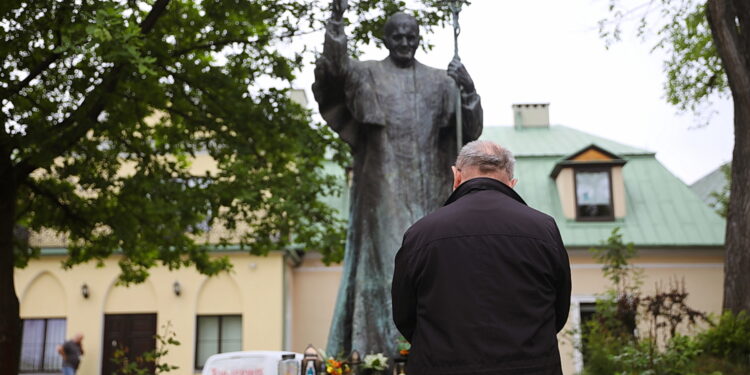 18.05.2026. Kielce. Pomnik Jana Pawła II. 106. rocznica urodzin papieża / Fot. Wiktor Taszłow - Radio Kielce