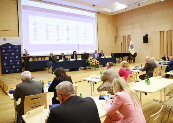 Czy mam rozwiązywać umowy? Pyta marszałek. Poseł z KO krytykuje brak inwestycji