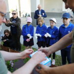 29.05.2026. Kielce. Uczniowie z kieleckiego Nazaretu posadzili drzewa miododajne przed Urzędem Marszałkowskim Województwa Świętokrzyskiego w Kielcach / Fot. Wiktor Taszłow - Radio Kielce