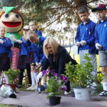 29.05.2026. Kielce. Uczniowie z kieleckiego Nazaretu posadzili drzewa miododajne przed Urzędem Marszałkowskim Województwa Świętokrzyskiego w Kielcach / Fot. Wiktor Taszłow - Radio Kielce