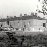 Kielce. Plac Moniuszki. Lata 1972-1973. Gmach Leonarda, widok od południowego-wschodu / źródło: facebook.com/KielceNaPrzestrzeniLat