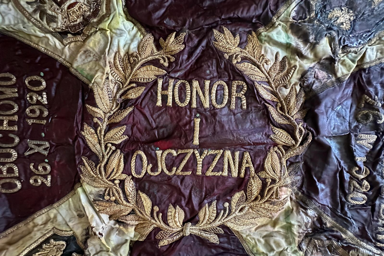 Ministerstwo nie ma funduszy na ratunek odnalezionego po 86 latach sztandaru
