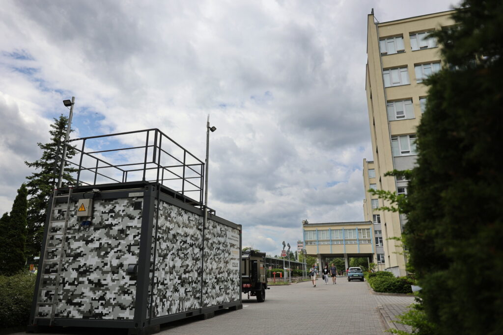 Kontener kryzysowy stanął przed kielecką uczelnią