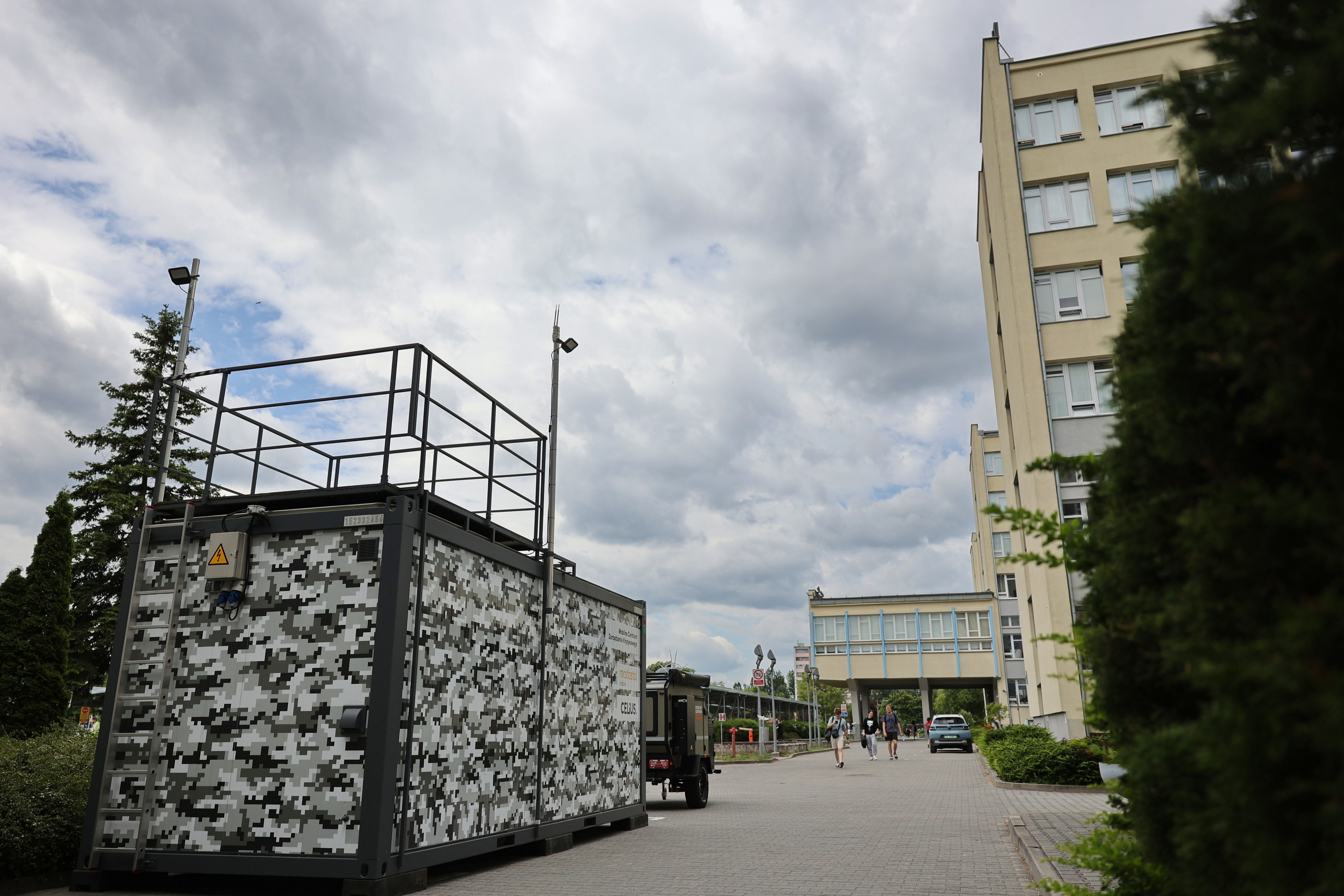 Kontener kryzysowy stanął przed kielecką uczelnią