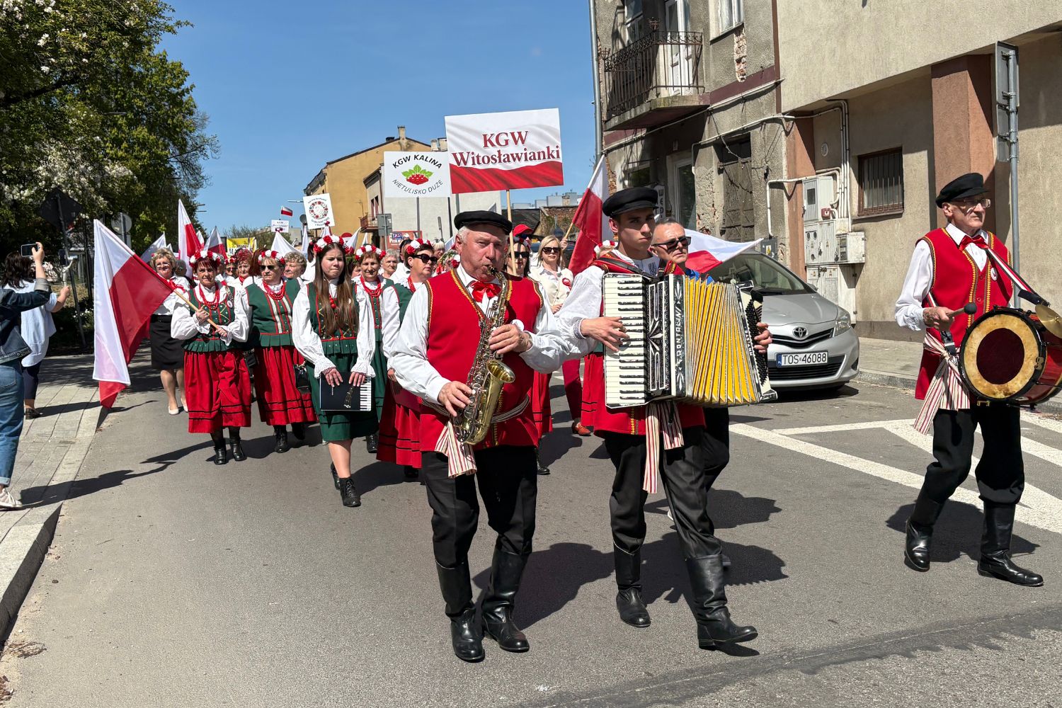 Kilkaset osób pod Biało-Czerwoną