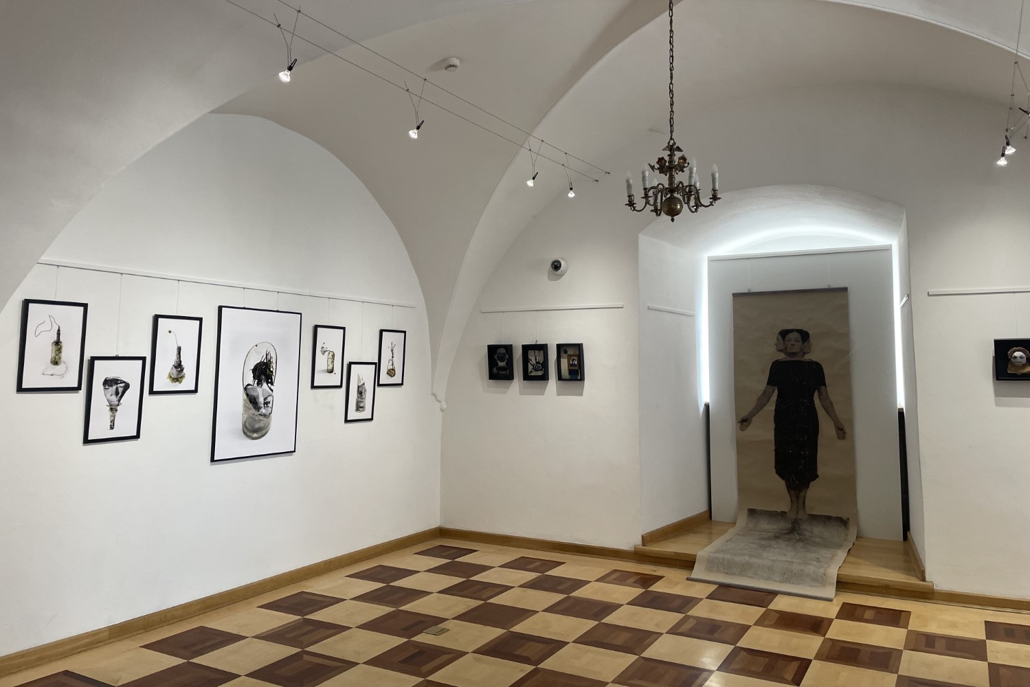 Pogranicze fotografii, kolażu i instalacji na wystawie w sandomierskim ratuszu