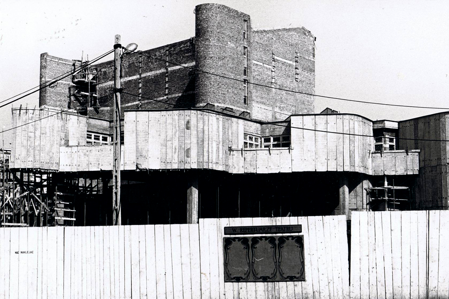 Kielce. Plac Moniuszki. Lata 1980-1981. Budowa Kieleckiego Centrum Kultury / źródło: fotopolska.eu; fot. Antoni Myśliwiec