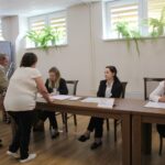 10.05.2026. Pińczów. Lokal wyborczy nr 4 w pińczowskiej bibliotece / Fot. Marta Gajda-Kruk - Radio Kielce