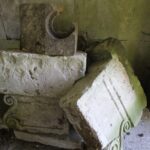 Zabytkowa kapliczka znajdująca się na terenie zespołu pałacowo-parkowego w Chrobrzu jeszcze w tym roku przejdzie pilne prace zabezpieczające / Fot. Marta Gajda-Kruk – Radio Kielce