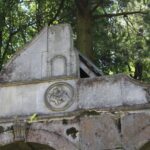 Zabytkowa kapliczka znajdująca się na terenie zespołu pałacowo-parkowego w Chrobrzu jeszcze w tym roku przejdzie pilne prace zabezpieczające / Fot. Marta Gajda-Kruk – Radio Kielce