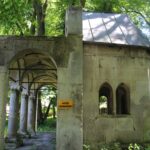 Zabytkowa kapliczka znajdująca się na terenie zespołu pałacowo-parkowego w Chrobrzu jeszcze w tym roku przejdzie pilne prace zabezpieczające / Fot. Marta Gajda-Kruk – Radio Kielce