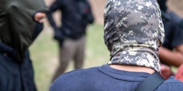 Zamaskowani mężczyźni siali postrach wśród mieszkańców