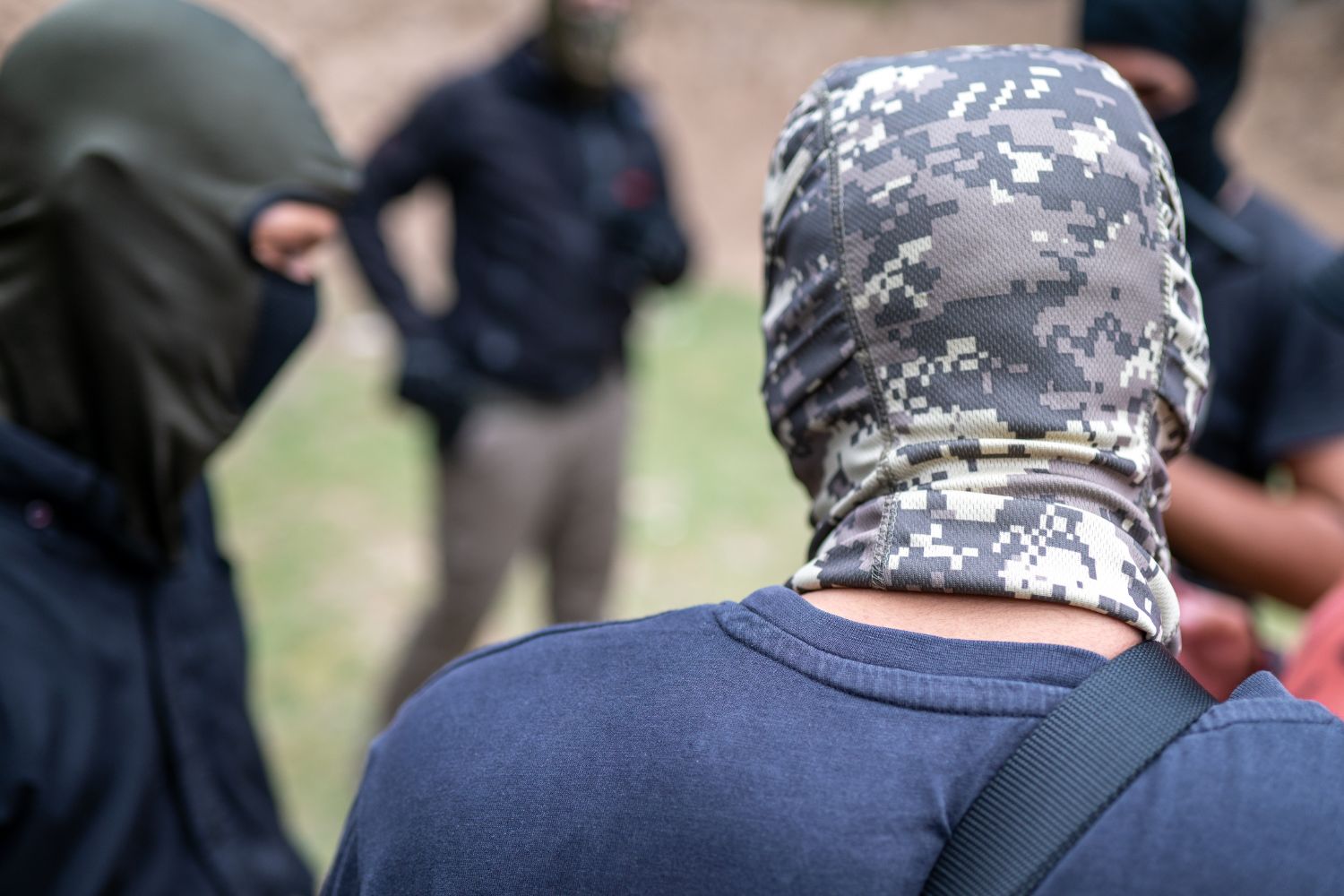 Zamaskowani mężczyźni siali postrach wśród mieszkańców