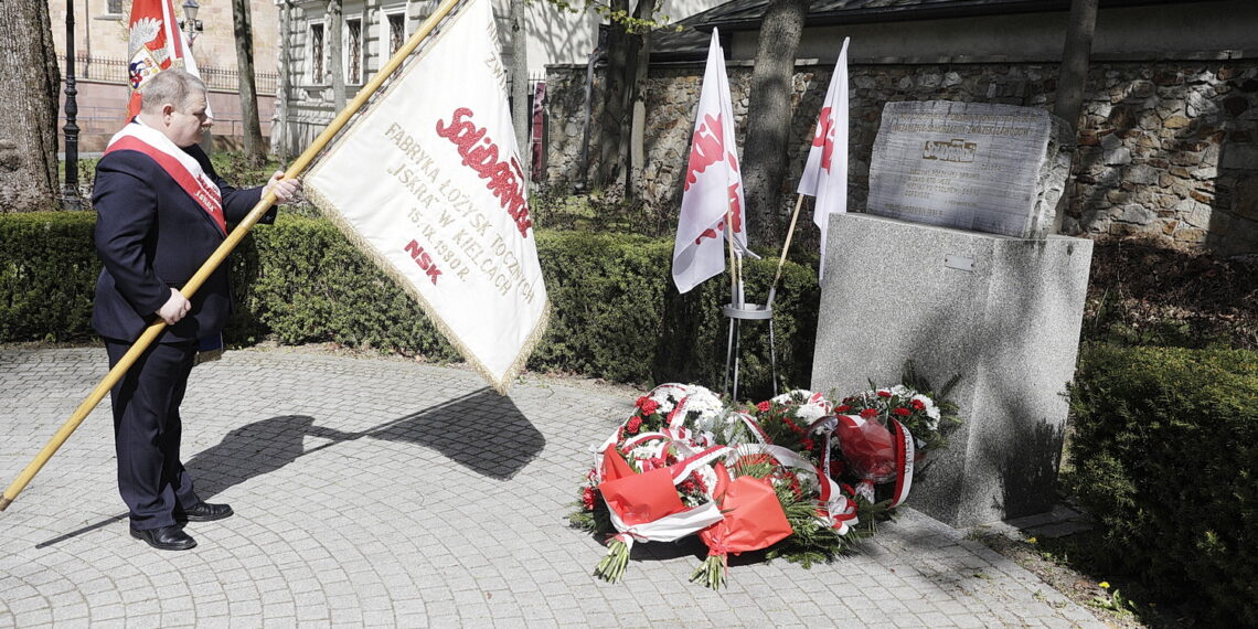 01.05.2026 Kielce. Święto 1 Maja. Solidarnosć składa wieńce pod pomnikiem Solidarności na Skwerze Żeromskiego / Fot. Jarosław Kubalski - Radio Kielce