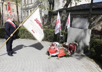 01.05.2026 Kielce. Święto 1 Maja. Solidarnosć składa wieńce pod pomnikiem Solidarności na Skwerze Żeromskiego / Fot. Jarosław Kubalski - Radio Kielce