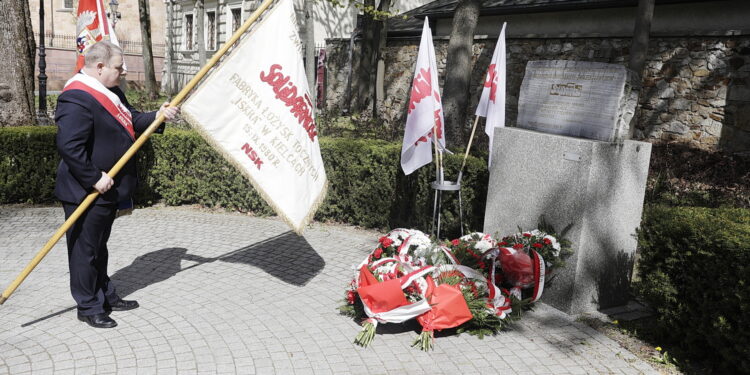 01.05.2026 Kielce. Święto 1 Maja. Solidarnosć składa wieńce pod pomnikiem Solidarności na Skwerze Żeromskiego / Fot. Jarosław Kubalski - Radio Kielce