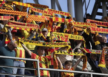 Komplet kibiców na meczu Korony z Widzewem