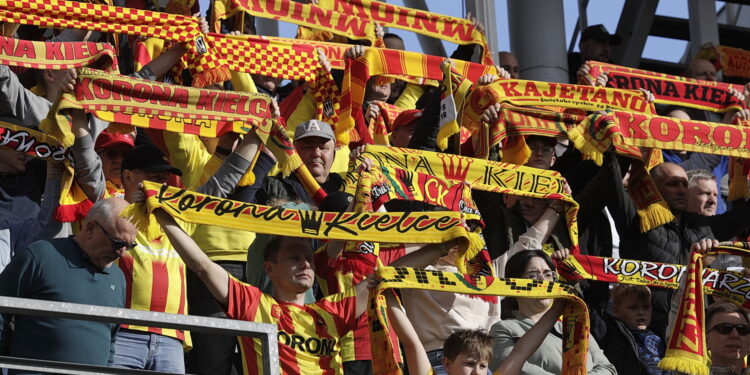 Komplet kibiców na meczu Korony z Widzewem