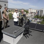 04.05.2026. Kielce. Pszczoły na dachu Urzędu Marszałkowskiego Województwa Świętokrzyskiego / Fot. Jarosław Kubalski - Radio Kielce