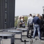 04.05.2026. Kielce. Pszczoły na dachu Urzędu Marszałkowskiego Województwa Świętokrzyskiego / Fot. Jarosław Kubalski - Radio Kielce