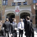 04.05.2026. Kielce. II Liceum Ogólnokształcące im. Jana Śniadeckiego w Kielcach. Maturzyści po egzaminie z języka polskiego / Fot. Jarosław Kubalski - Radio Kielce