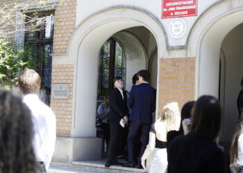 04.05.2026. Kielce. II Liceum Ogólnokształcące im. Jana Śniadeckiego w Kielcach. Maturzyści po egzaminie z języka polskiego / Fot. Jarosław Kubalski - Radio Kielce