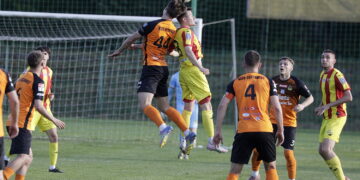 Derby dla KSZO. Czerwona kartka dla trenera Korony II