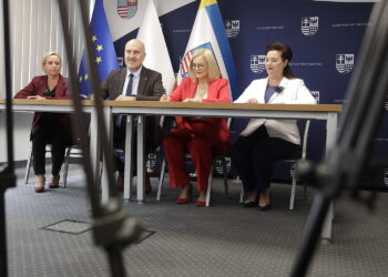 14.05.2026 Kielce. Urząd marszałkowski. Podpisanie umowy z Piekoszowem na modernizację istniejącego budynku Biblioteki Centrum Kultury / Fot. Jarosław Kubalski - Radio Kielce