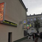 16.05.2026 Kielce. Miniatury dawnych kieleckich neonów na Kinie Moskwa / Fot. Jarosław Kubalski - Radio Kielce