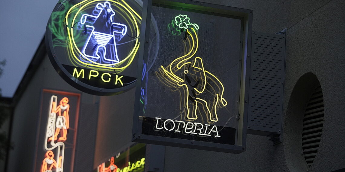 16.05.2026 Kielce. Miniatury dawnych kieleckich neonów na Kinie Moskwa / Fot. Jarosław Kubalski - Radio Kielce