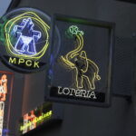 16.05.2026 Kielce. Miniatury dawnych kieleckich neonów na Kinie Moskwa / Fot. Jarosław Kubalski - Radio Kielce